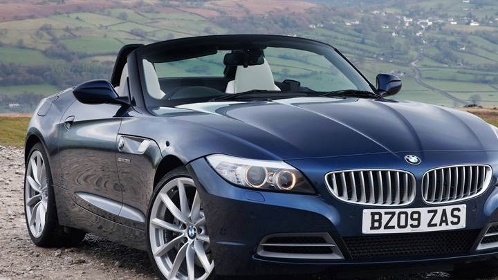 Front Side Pose Of 2009 BMW Z4 In Blue